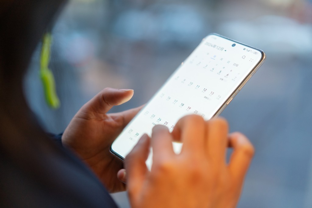 小林指，用手機是要興同事溝通。iStock