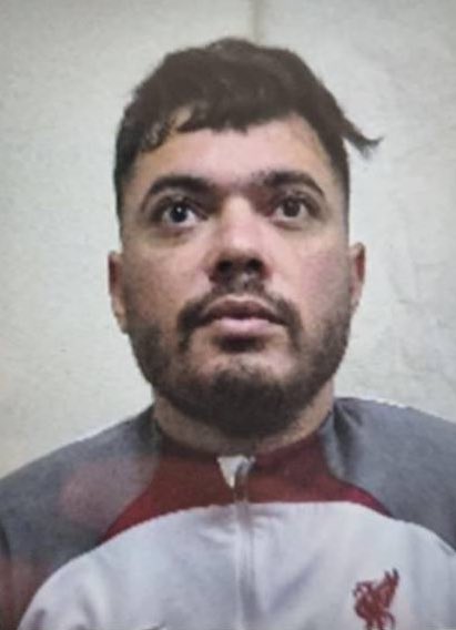被劫走的囚犯（Mohamed Amra）外號「蒼蠅」。