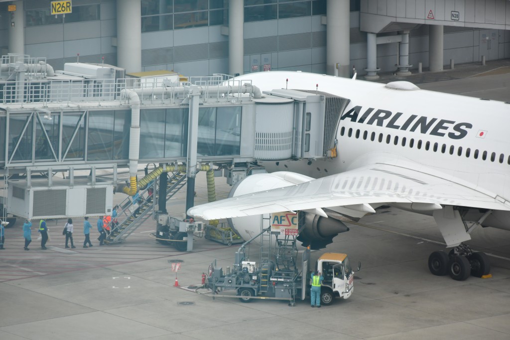 勞工界質疑航空業外勞批出配額速度過快，影響本地僱員通過加班費獲取理想薪酬。（資料圖片）