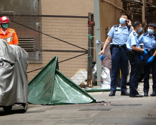 警方以帳篷遮蓋死者遺體。