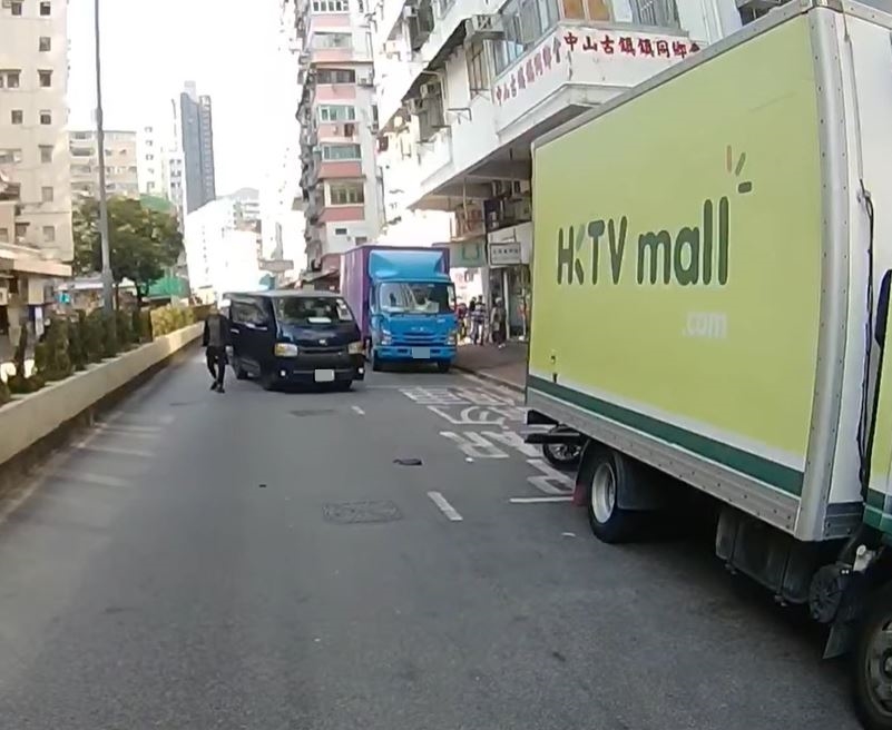 電單車撞向路邊貨車車尾。fb車cam L（香港群組）影片截圖