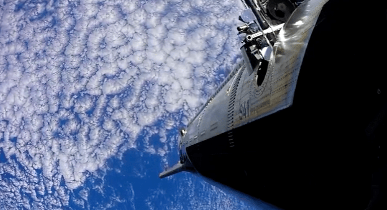 美国太空探索科技公司SpaceX的“星舰”完成历来首次入轨飞行，并成功投放26枚新一代星链V3卫星，写下研发计划的重要里程碑。星舰自拍影像