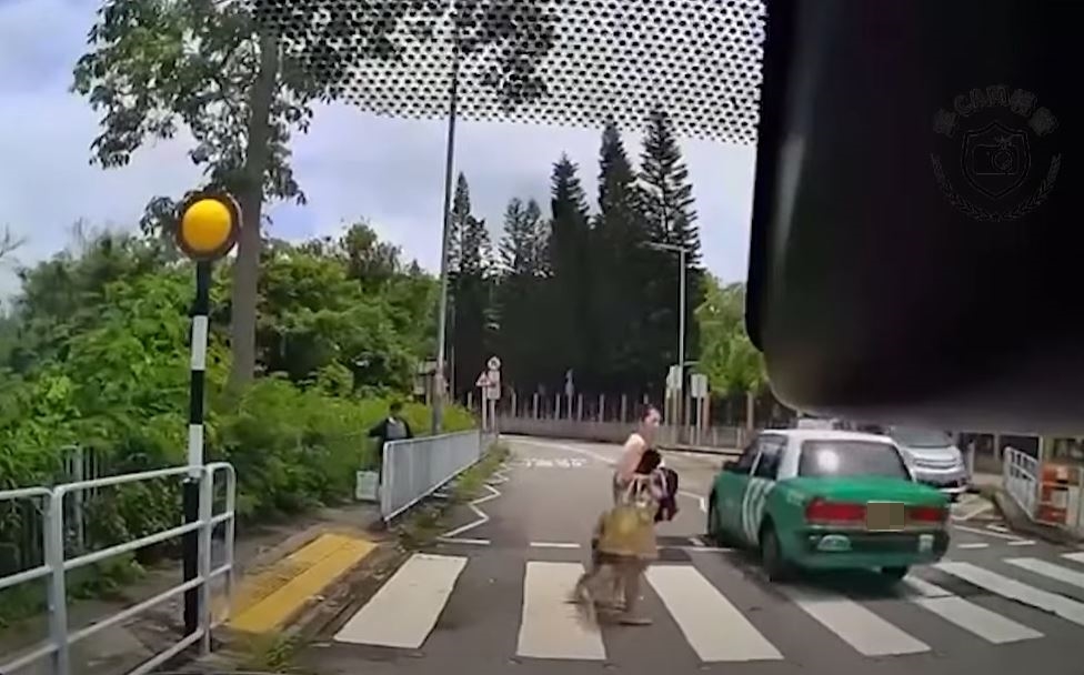 母子急停步險被撞到。網上影片截圖