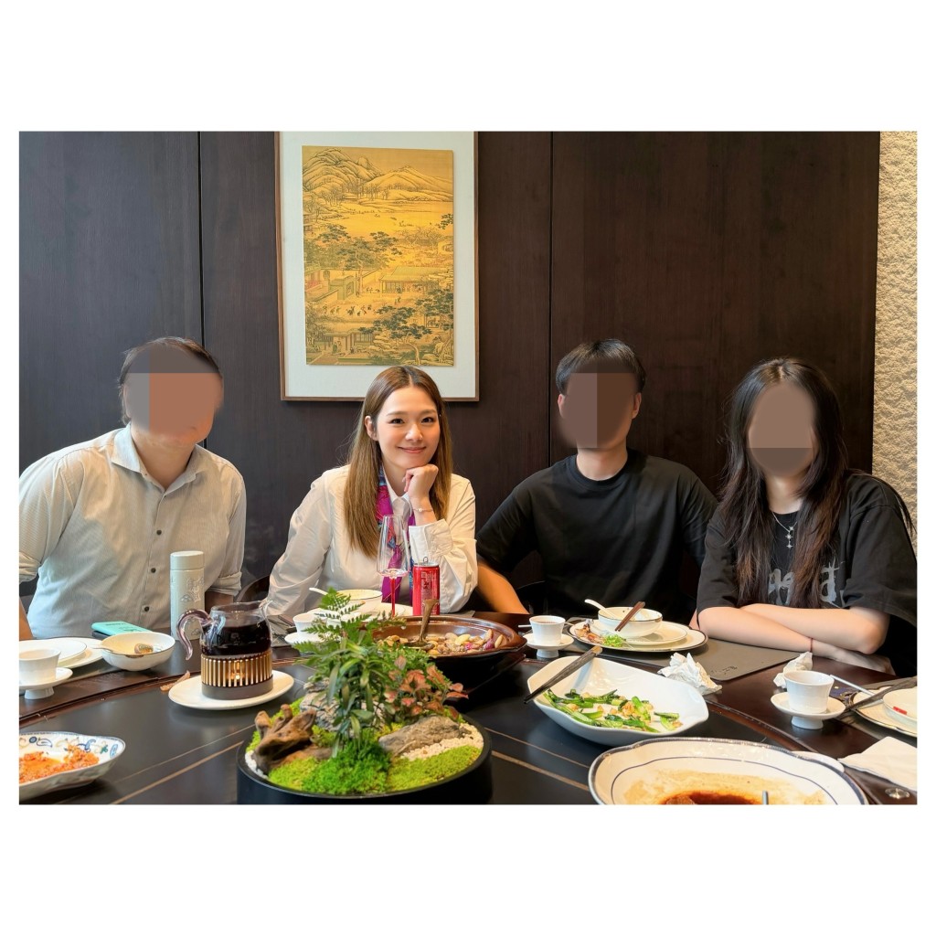 呂慧儀與合作夥伴們一同用餐,似乎在輕鬆的氣氛中洽談公事。 呂慧儀與合作夥伴們一同用餐,似乎在輕鬆的氣氛中洽談公事。