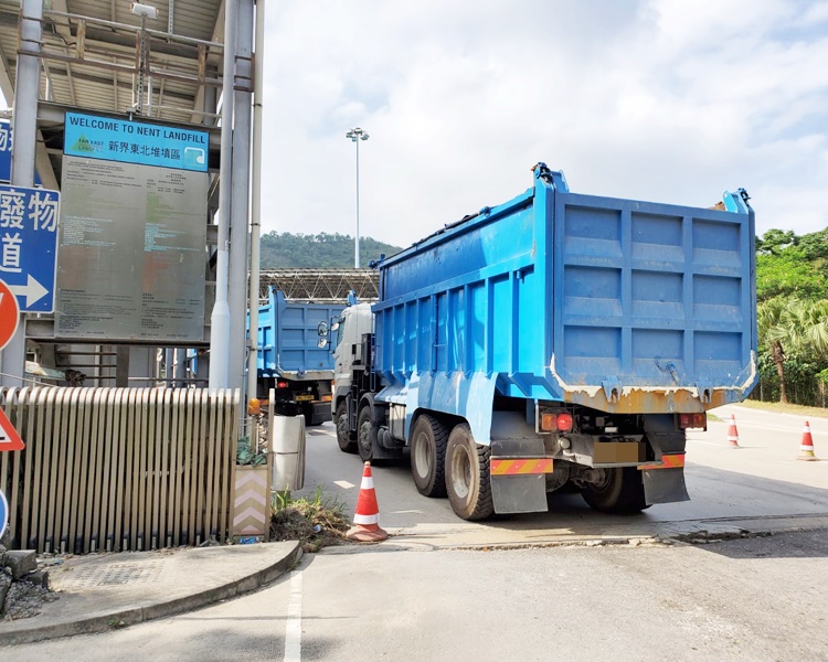 夾斗車下午3時半過後,已進入堆填區範圍。