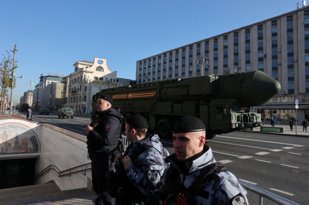 在胜利日的阅兵式，俄罗斯亚尔斯洲际弹道导弹系统和其他装甲车在街道上行驶。路透