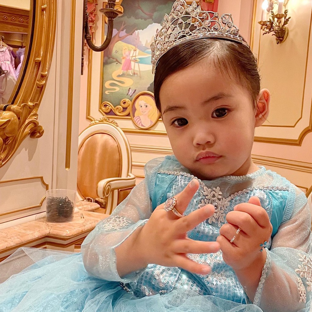 杨爱瑾女儿Emma在2019年3月出生。