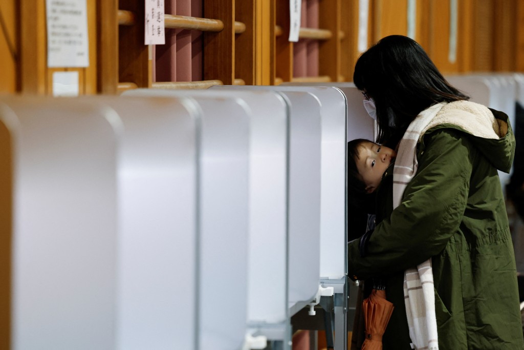 日本眾議院選舉開始投票 民調料高市早苗陣營大勝。路透社