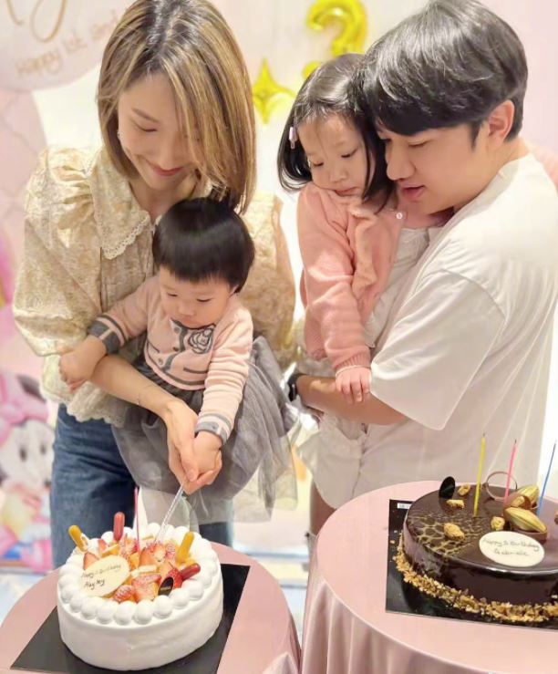 王祖藍和李亞男陪着兩個囡囡切蛋糕。