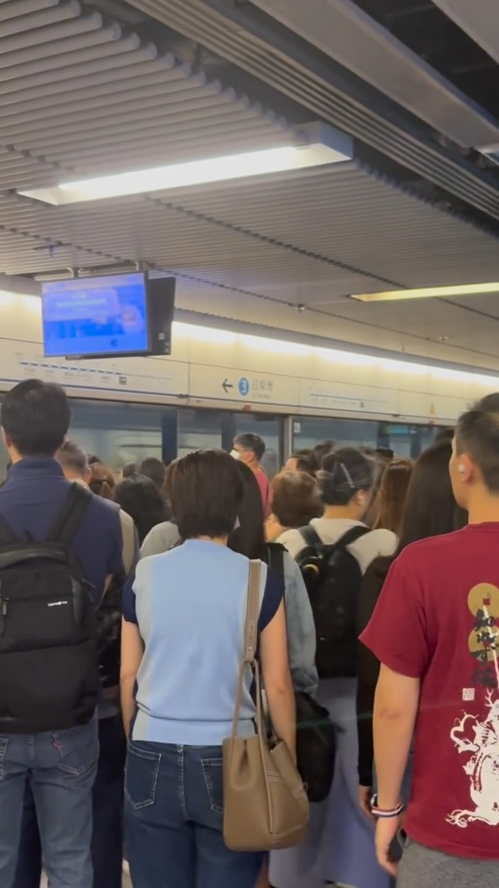 該網民發文驚嘆港人拼搏,認為他們通宵狂歡後仍能早起上班。 該網民發文驚嘆港人拼搏,認為他們通宵狂歡後仍能早起上班。