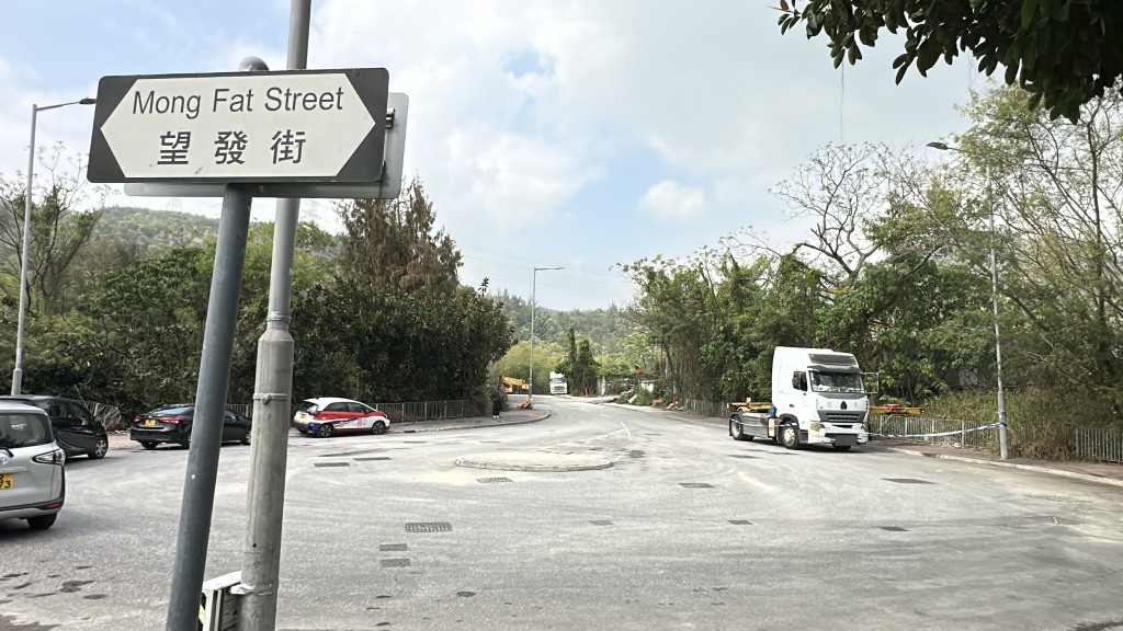 涉事貨車停在屯門望發街掘頭路。劉漢權攝