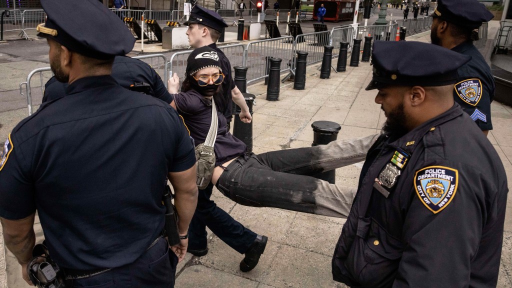 洛杉磯示威蔓延|紐約警察抬走一名反ICE示威者。 美聯社 洛杉磯示威蔓延|紐約警察抬走一名反ICE示威者。 美聯社