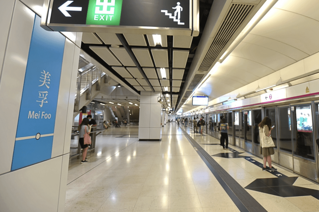 相隔僅十分鐘、即晚上八時三十三分，美孚站再發生同類案，警方不排除同一人所為。