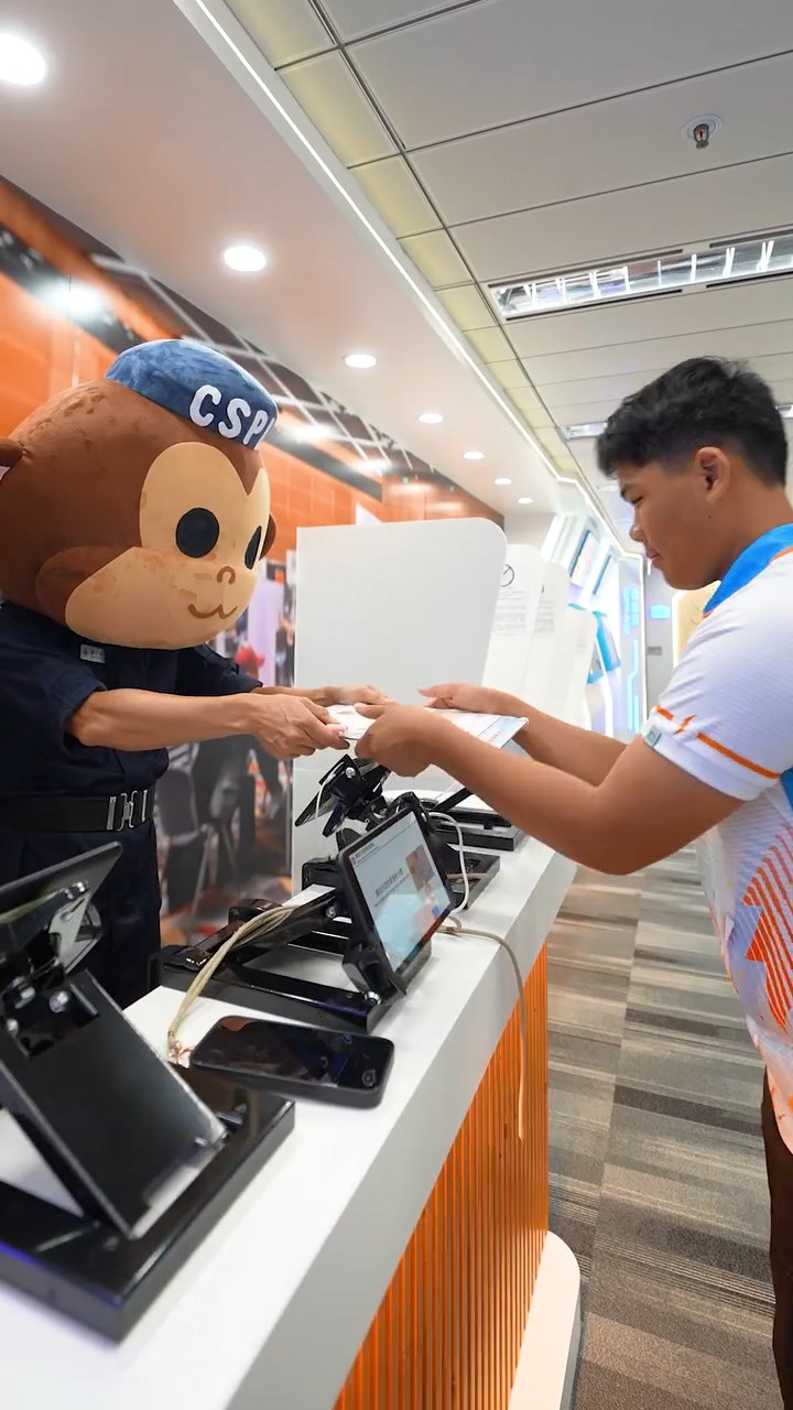 一眾懲教先鋒領袖在片中走訪選舉事務處的選舉資訊中心,認識香港選舉制度。懲教署fb片段截圖 一眾懲教先鋒領袖在片中走訪選舉事務處的選舉資訊中心,認識香港選舉制度。懲教署fb片段截圖