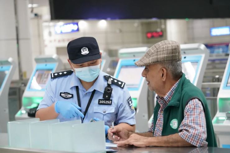 深圳邊檢表示，旅客有困難可向現場工作人員求助。深圳邊檢