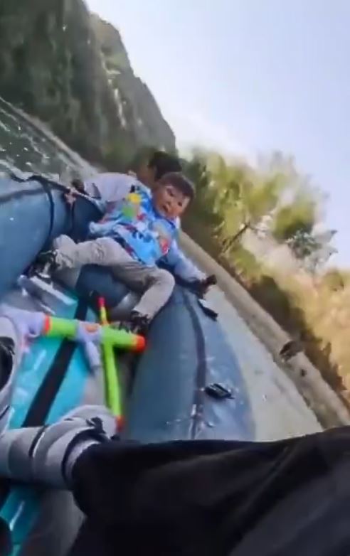 網民李先生在安徽和2名年幼兒子划艇時，遭景區人員掟石襲擊。