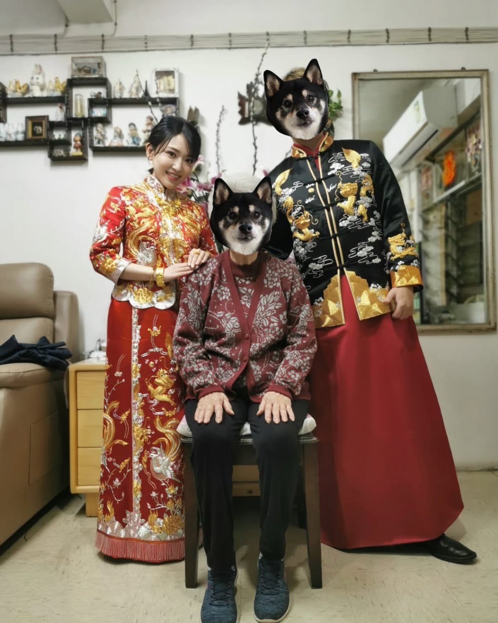 敬茶儀式結束後，內田真由美與丈夫及嫲嫲在客廳合照留念。