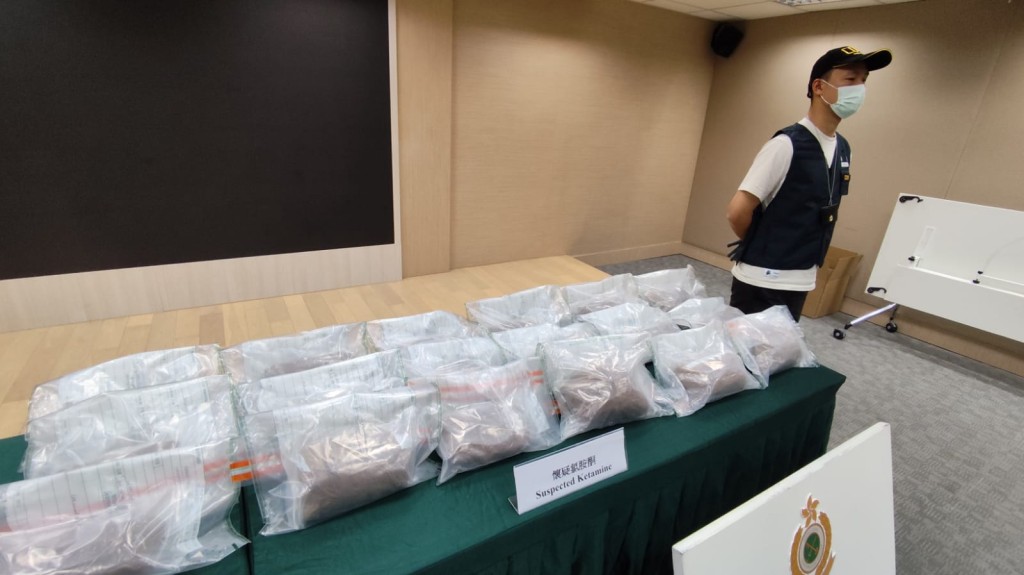 海關檢獲約23公斤懷疑氯胺酮,估計總市值約940萬港元。 海關檢獲約23公斤懷疑氯胺酮,估計總市值約940萬港元。