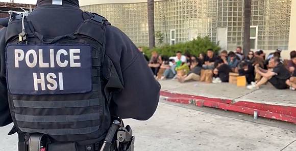 被捕者坐在行人路上,由執法人員看守。@HSILosAngeles / X 被捕者坐在行人路上,由執法人員看守。@HSILosAngeles / X