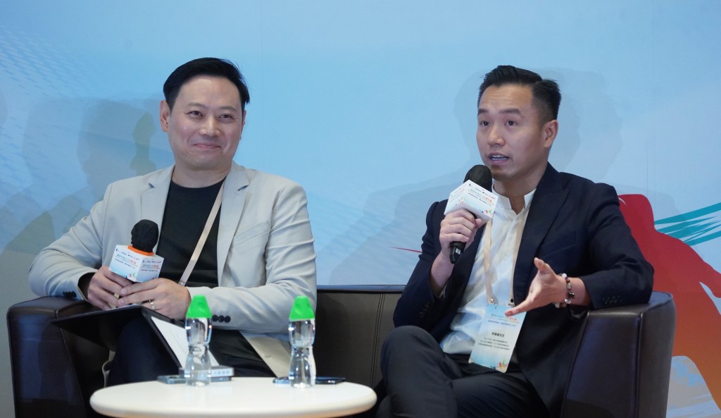 中國香港足球總會副主席徐英偉(左)和亞奧理事會運動員委員李振豪(右)。 中國香港足球總會副主席徐英偉(左)和亞奧理事會運動員委員李振豪(右)。