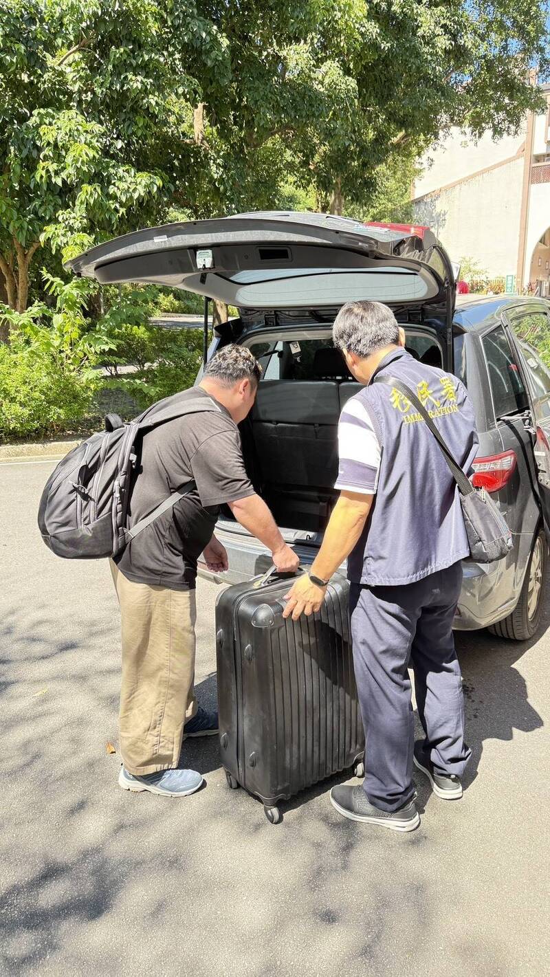 2名日籍男子在台北西門町揚起五星旗,高喊「台灣是中國的」被驅逐出境。台灣移民署 2名日籍男子在台北西門町揚起五星旗,高喊「台灣是中國的」被驅逐出境。台灣移民署