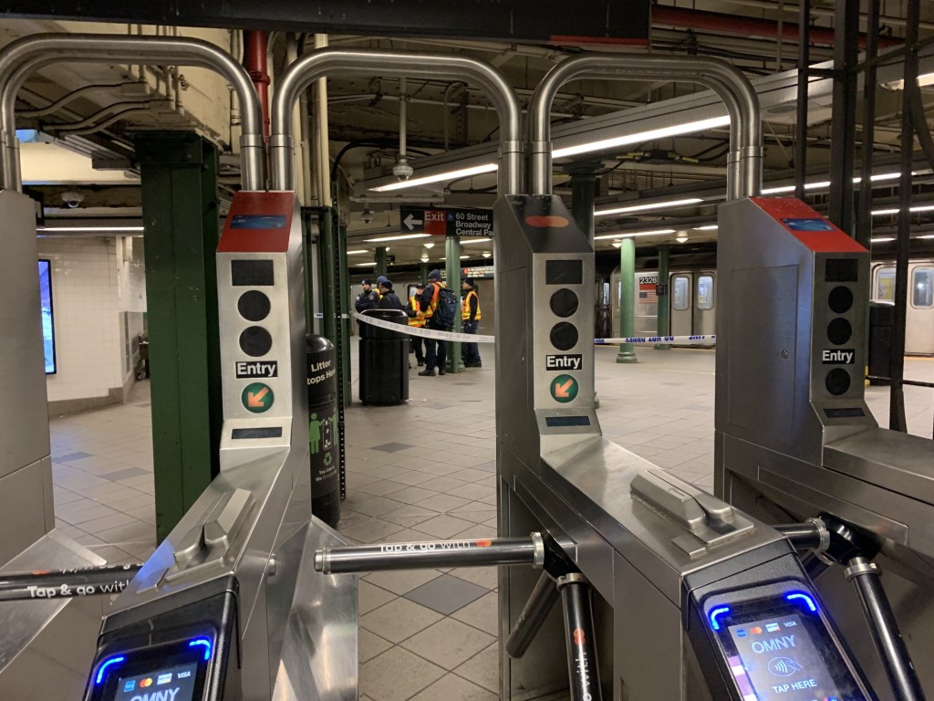紐約發生地鐵相撞後，車站暫停服務。