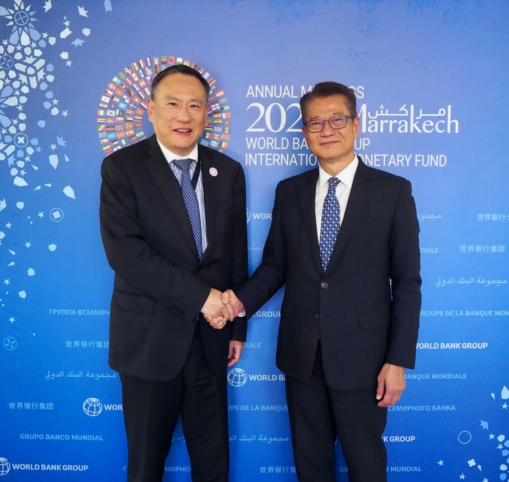陳茂波（右）與世界銀行集團常務副行長兼首席行政官楊少林（左）會面。政府新聞處
