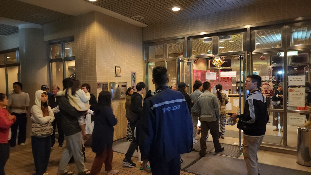 約200名居民漏夜疏敵。黎志偉攝