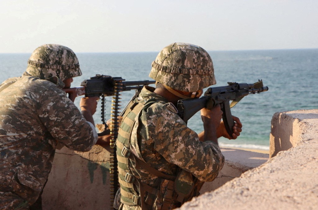 伊朗啟動巡航導彈「鎖定」及出動無人機監視，並向美艦發出撤離警告及時間限制。路透社