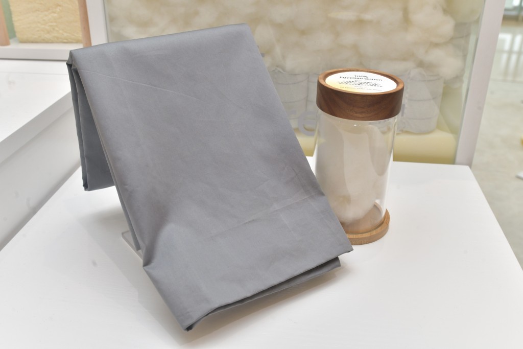 棉料枕頭套較柔軟舒適，當中以埃及棉較為優質，長時間接觸臉部肌膚亦可。