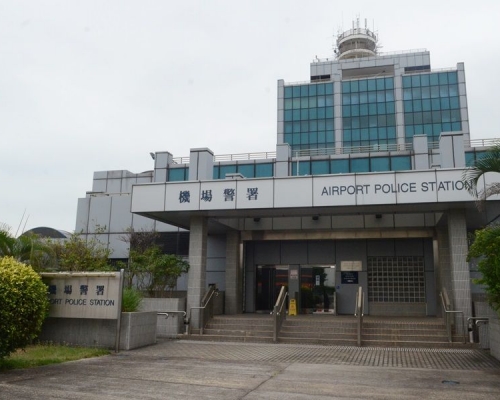 郵包早前被發現藏有魚槍,由機場警區刑事部接手案件。資料圖片