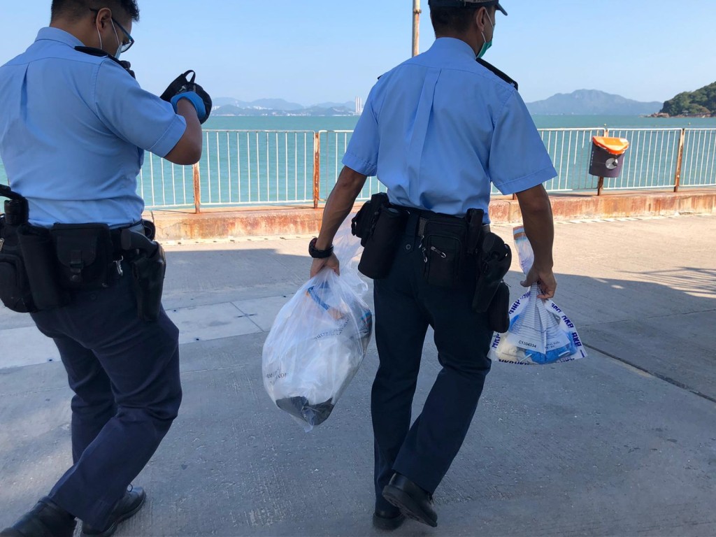 警方檢走證物。楊偉亨攝