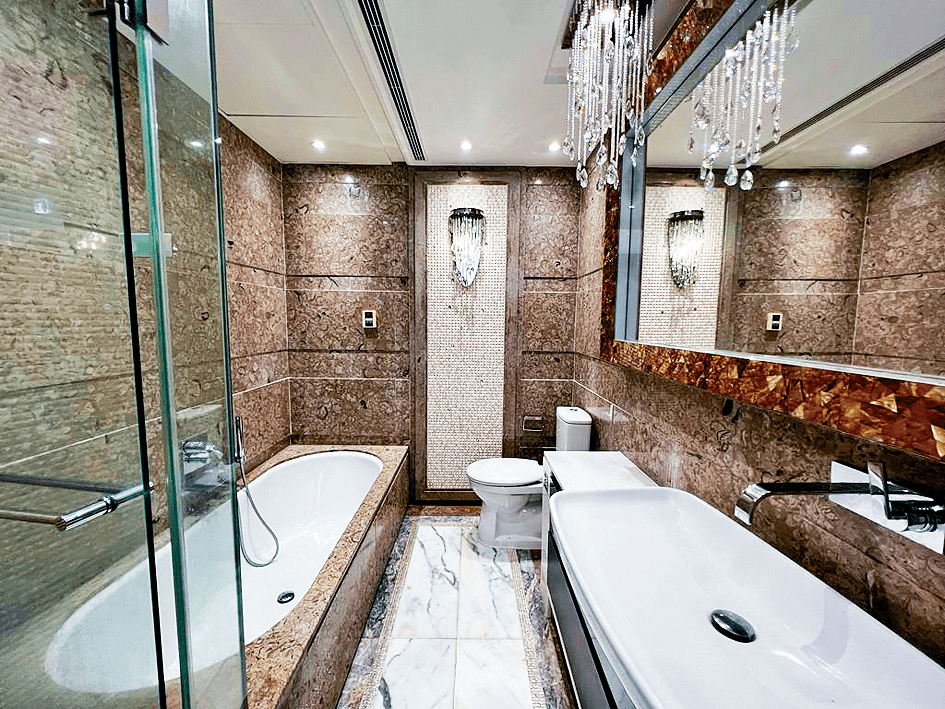 浴室設有浴缸，以玻璃門分隔，做到乾濕分離。