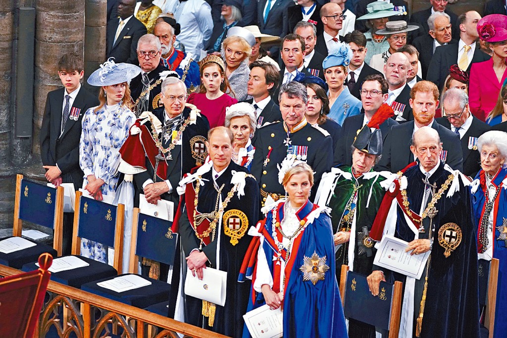 哈里王子出席加冕禮，被安排在第三排（右）。