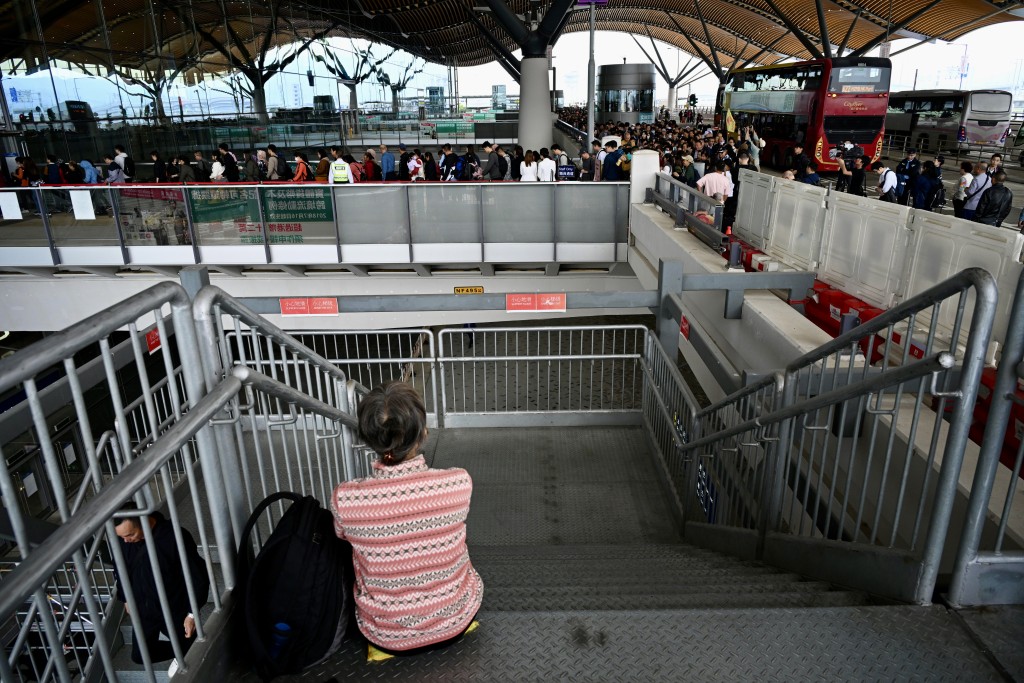 港珠澳大橋香港口岸中午12時30分恢復正常營運後，現場有大批旅客排隊進入。蘇正謙攝