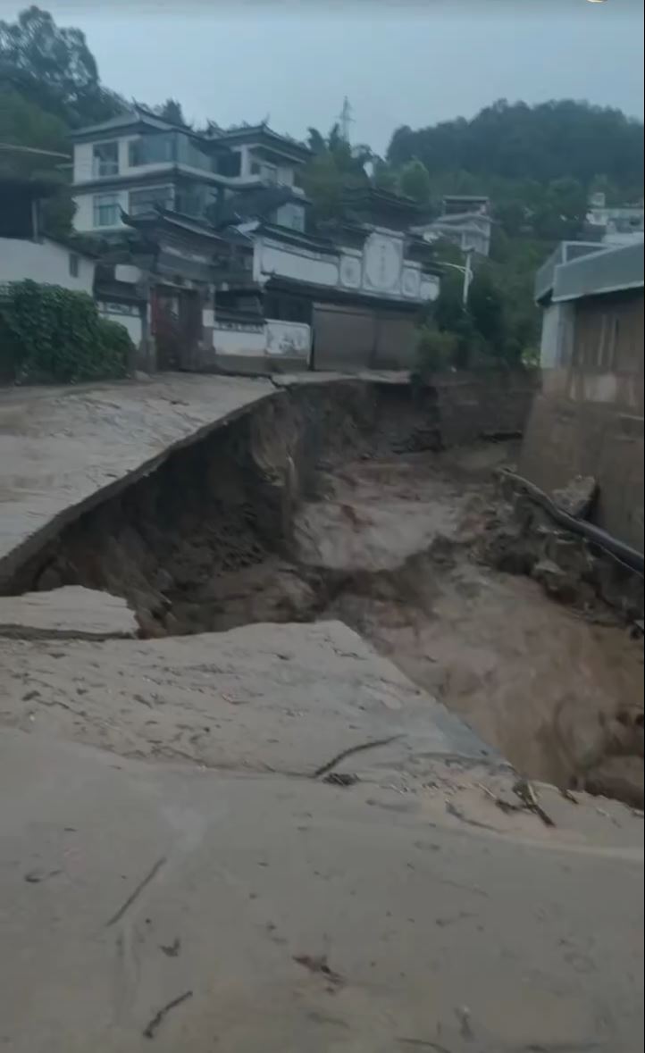 雲南鳳慶暴雨誘發泥石流致2死4人失蹤。小紅書@魯史古鎮土特產