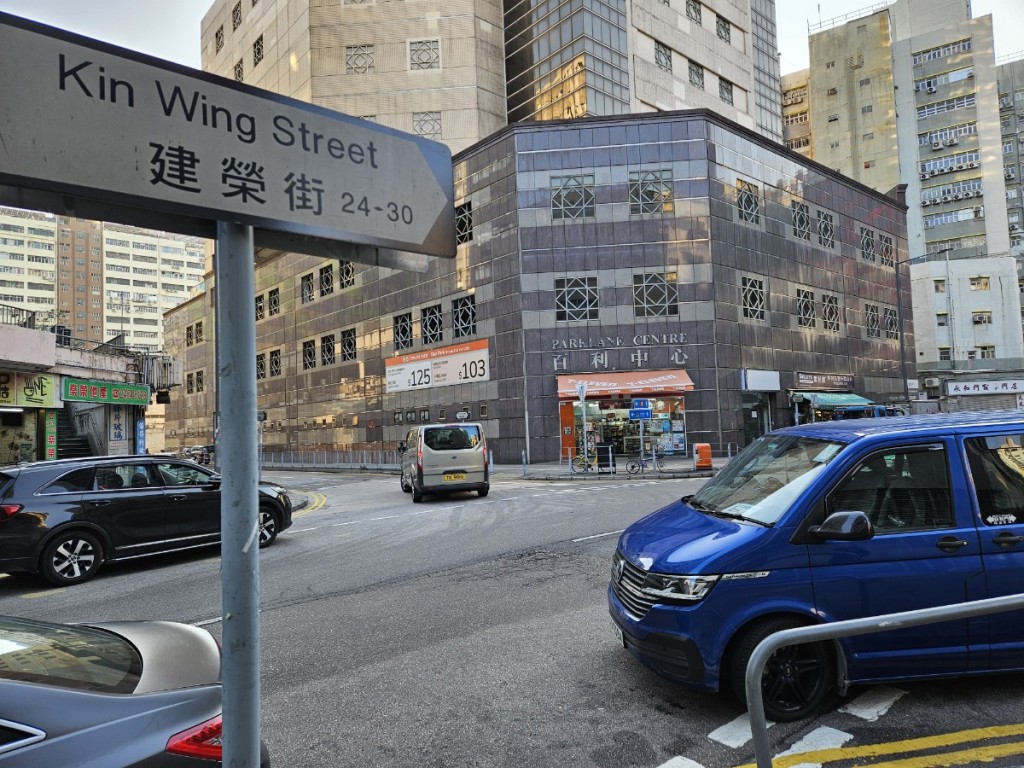 一名六旬漢日前獨自坐在屯門建榮街上飲酒期間被人打劫。黃文威攝 一名六旬漢日前獨自坐在屯門建榮街上飲酒期間被人打劫。黃文威攝
