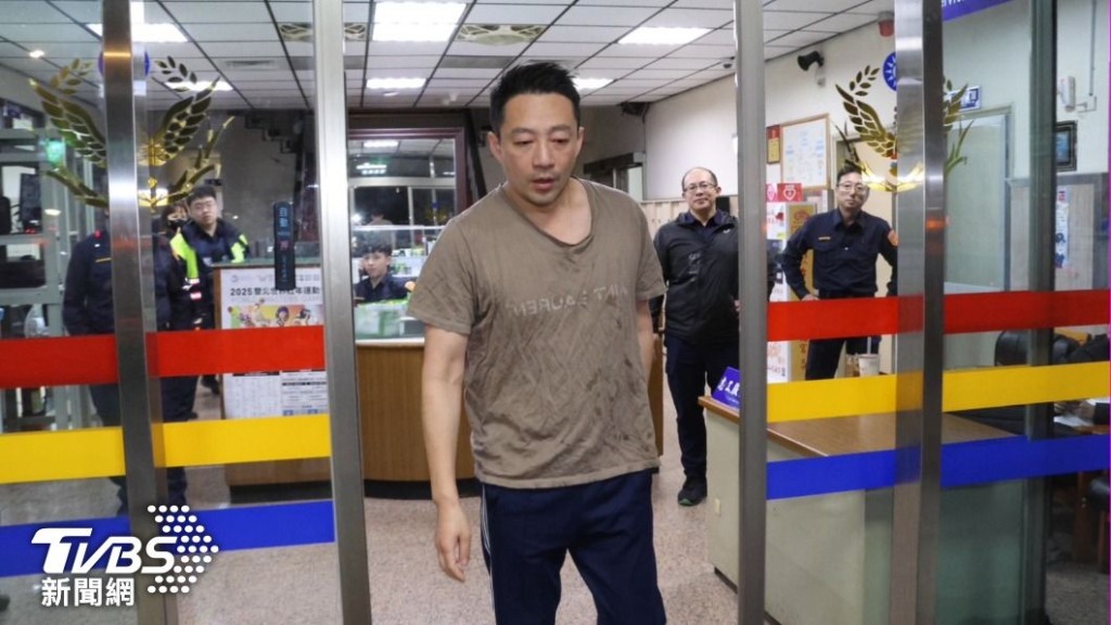 汪小菲被带回三张犁派出所侦讯。（TVB新闻图片）
