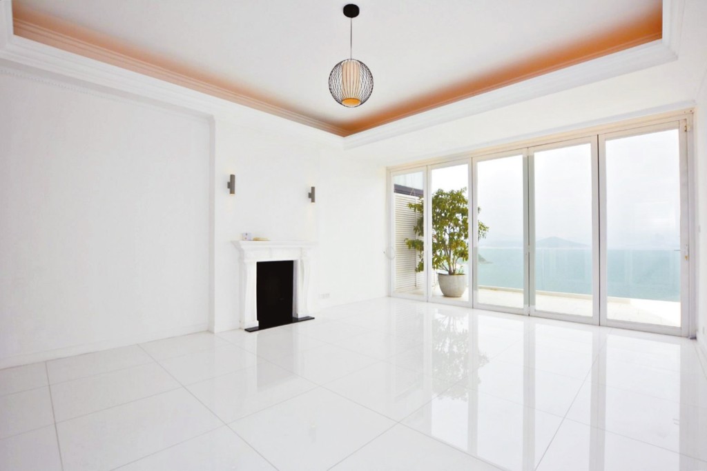 室内採白色主調，配合假天花設計，極具空間感。