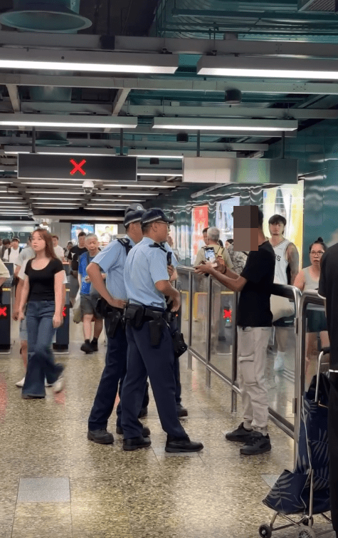 3名軍裝男警包圍一名南亞裔男子並指他行為不檢。henryychannn@Threads片段截圖