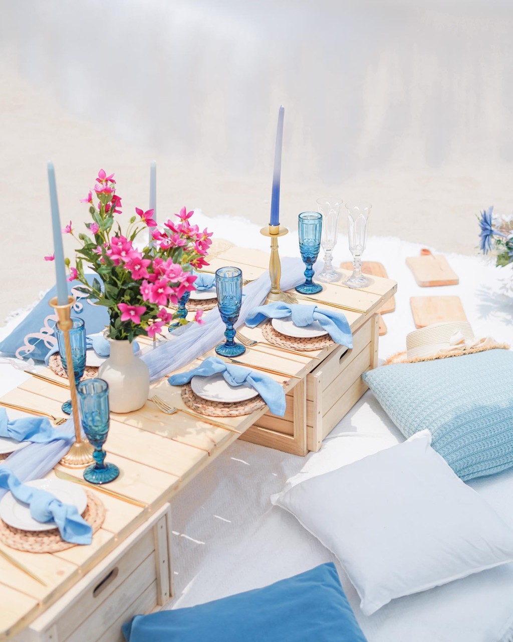 海島Santorini號稱擁有全世界最美夕陽，道具租用公司Decor Like This特以此為題推出聖托里尼野餐佈置