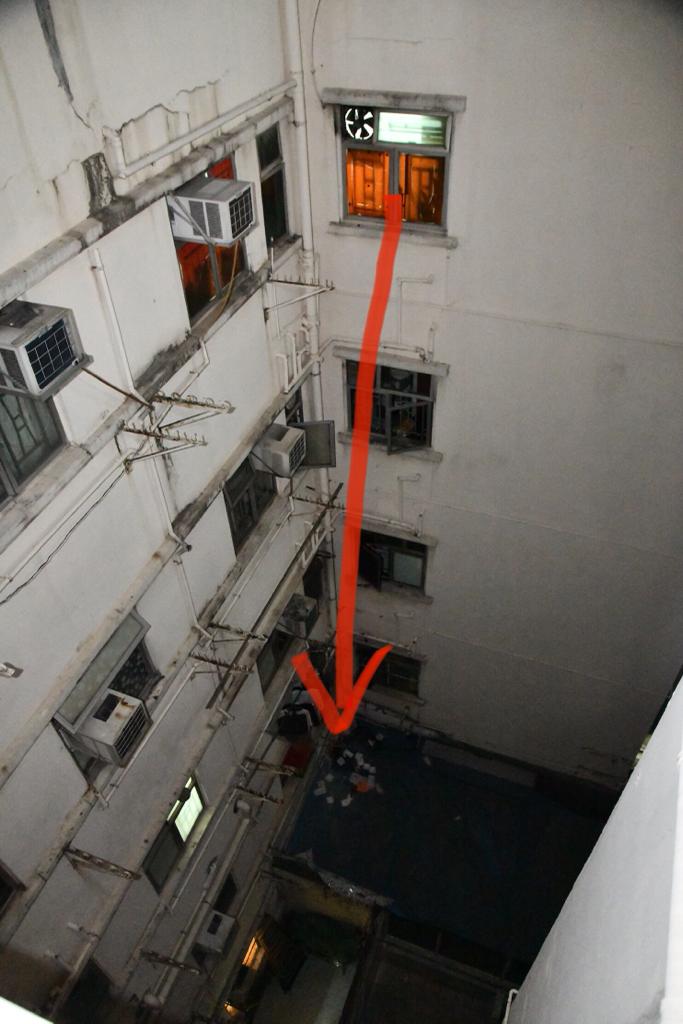 賊人疑失足由5樓跌至2樓天井。蔡楚輝攝
