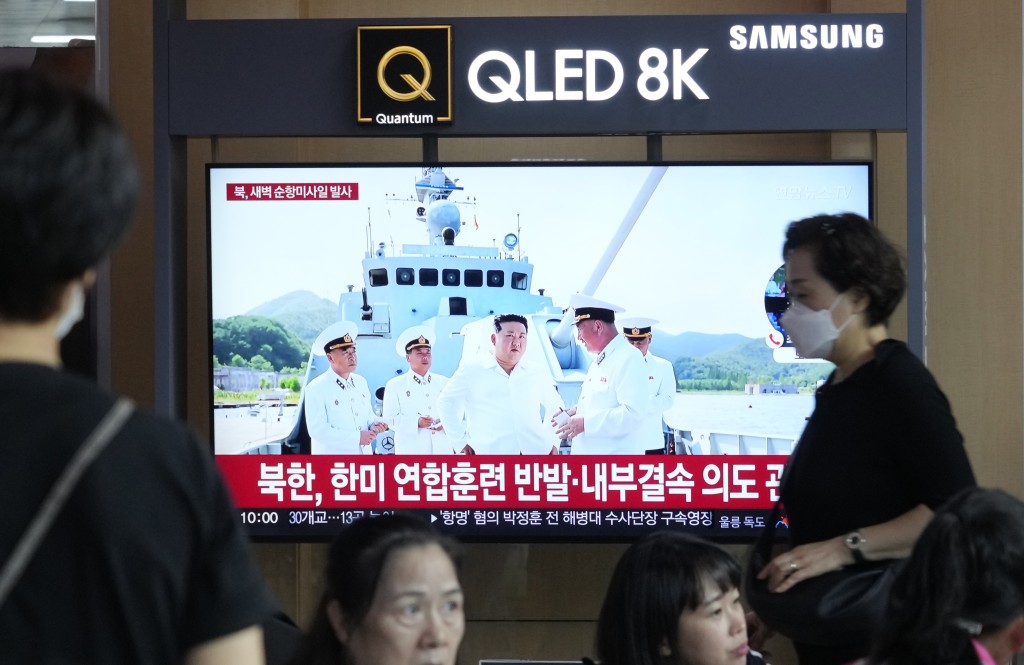 南韩首尔火车站播出金正恩早前视察海军司令部的消息。美联社