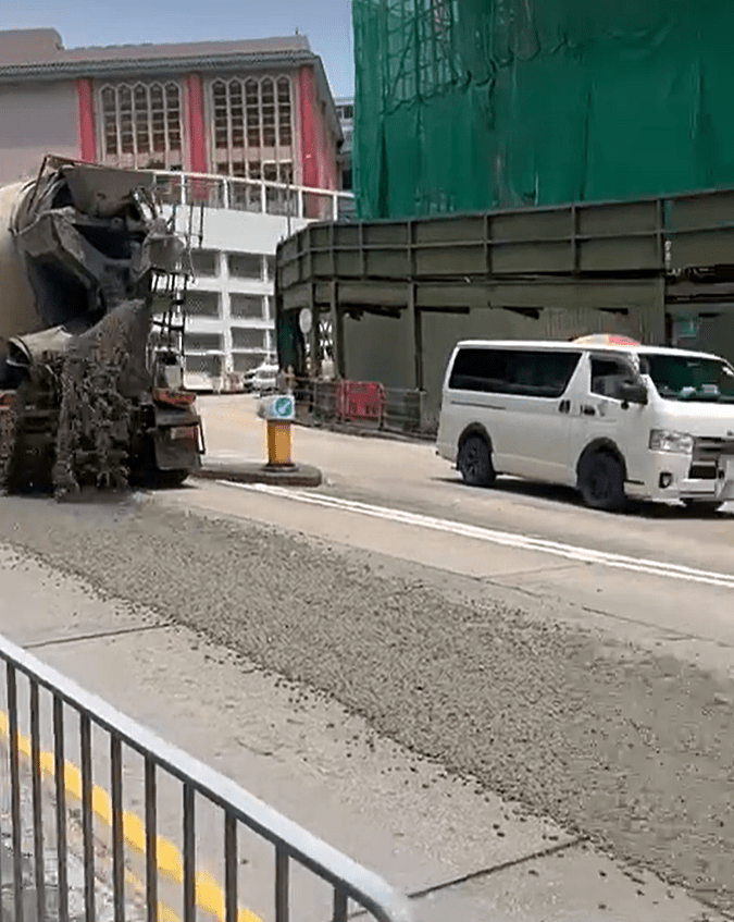 大量石屎鋪滿路中。fb：車cam L（香港群組） 