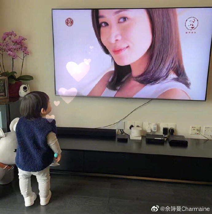 1歲多人仔望住電視好好奇。