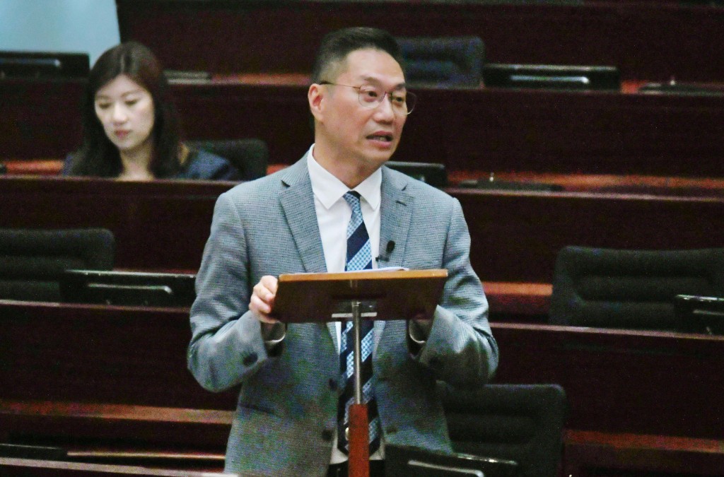 自由黨邵家輝倡仿私人速遞公司引入底薪加佣金制。 自由黨邵家輝倡仿私人速遞公司引入底薪加佣金制。