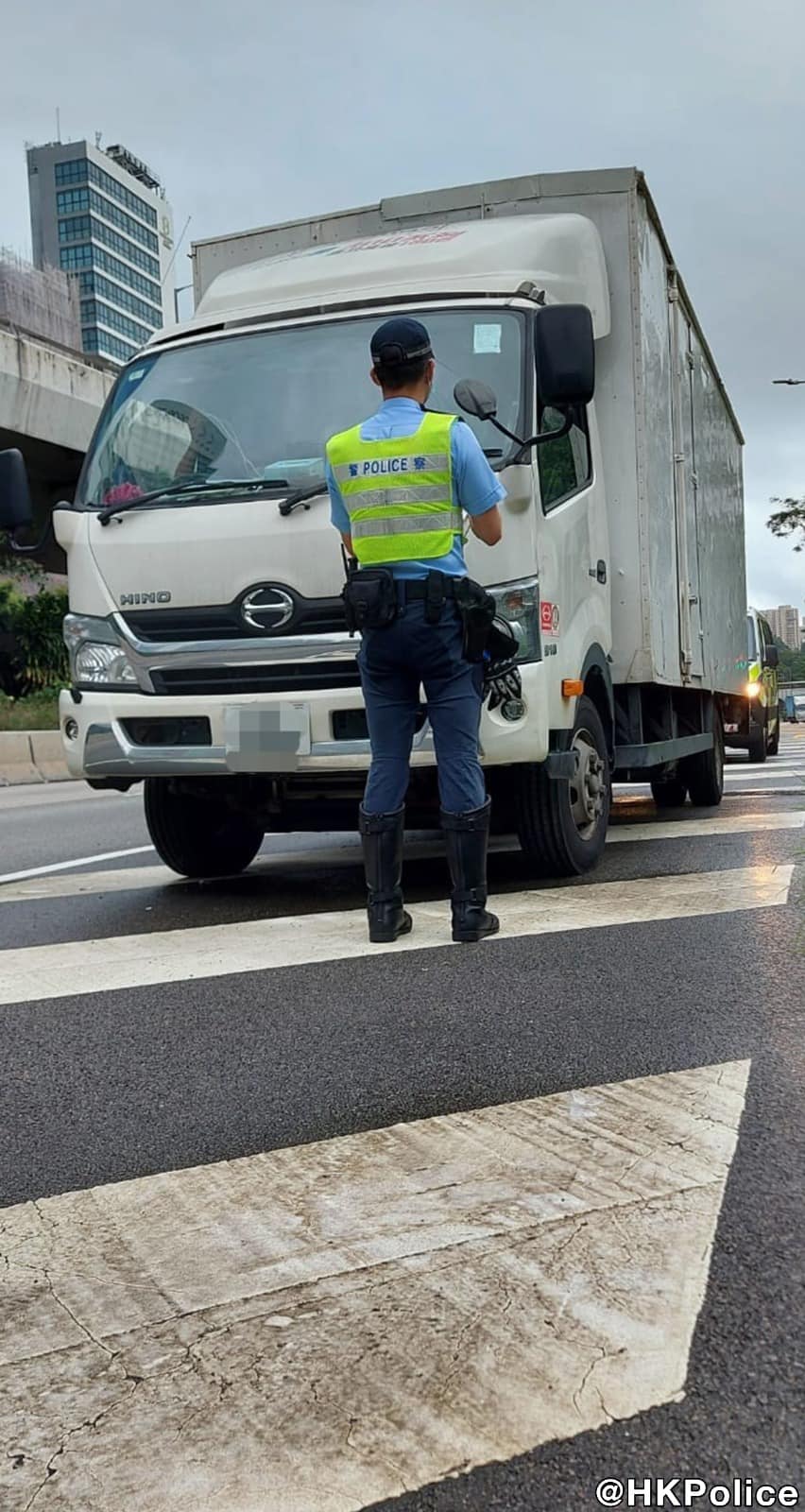 警方拖走70輛懷疑違規的貨車到汽車扣留中心作檢驗。警方fb圖片