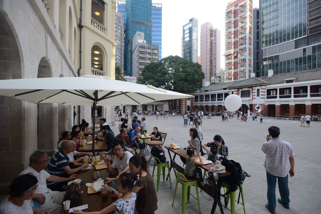 遊人在餐廳休息享用餐點。