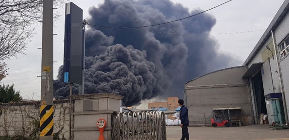 南韩仁川工业区化工厂大火，现场浓浓黑烟不断窜出。(网图)