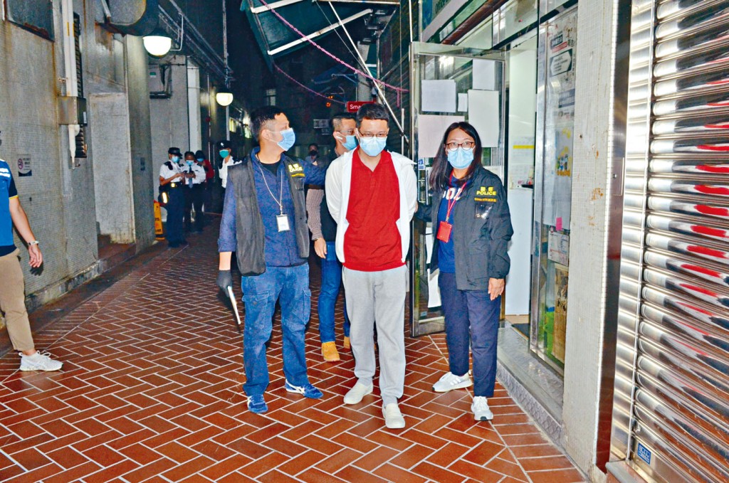 区议员卢俊宇（中）被押返议员办事处搜证。